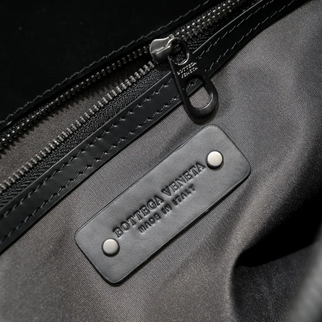 B's latest launch of a newly produced calf leather classic clutch bag with imported twill silk lining. 👄👄Simple design, durable, easy to carry, suitable for 11-inch tablets, handheld or put in a briefcase. Size 32*22*1【8825#】